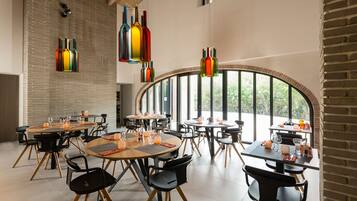 Serveert lunch en diner, lokale gerechten