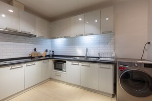 冷蔵庫、電子レンジ、電気ポット、調理器具と食器