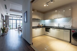 冷蔵庫、電子レンジ、電気ポット、調理器具と食器