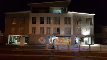 Depan hartanah - siang/malam