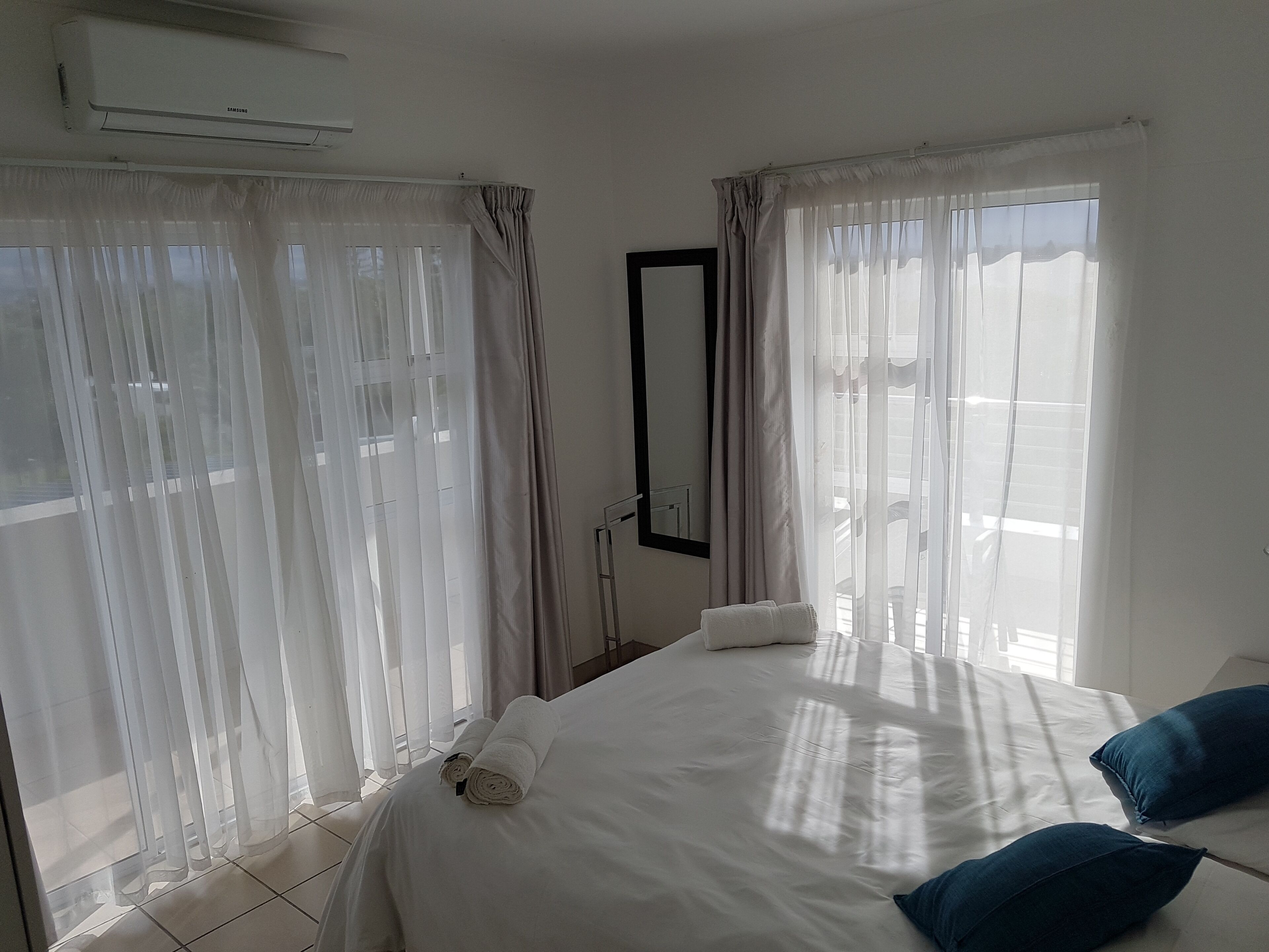 Penthouse | Vardagsrum | 50-tums platt-tv med satellitkanaler och tv