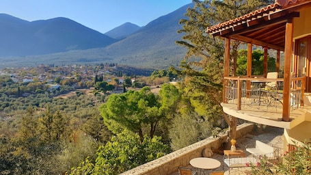 Outdoor dining. Private Villa with Panoramic View