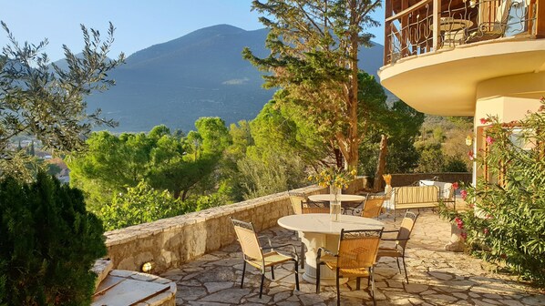 تناول الطعام بالخارج