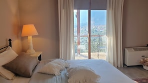 5 عدّة غرف نوم ومكتب وتجهيزات عازلة للصوت ومكواة/لوح كي