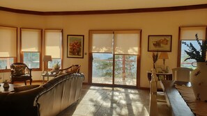 Fernseher, Kamin, BĂŒcher, Stereoanlage