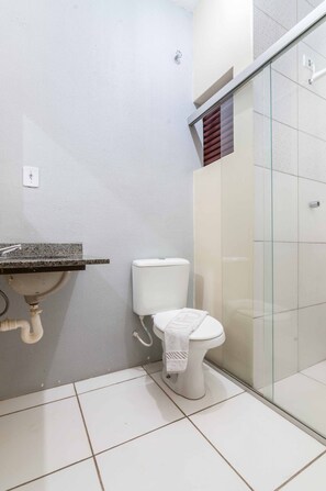 Shower, towels, toilet paper - Hotel Galli (Londrina)