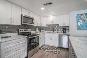 Condo, 1 Bedroom | Private kitchen