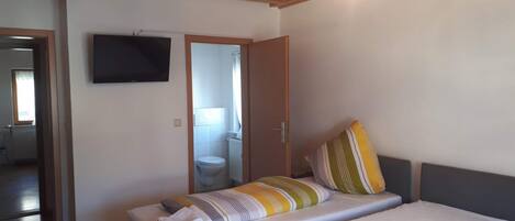 Schreibtisch, VerdunkelungsvorhÀnge, Babybetten, kostenloses WLAN