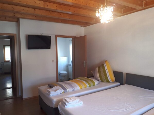 Bureau, rideaux occultants, lits bébé (en supplément), Wi-Fi gratuit