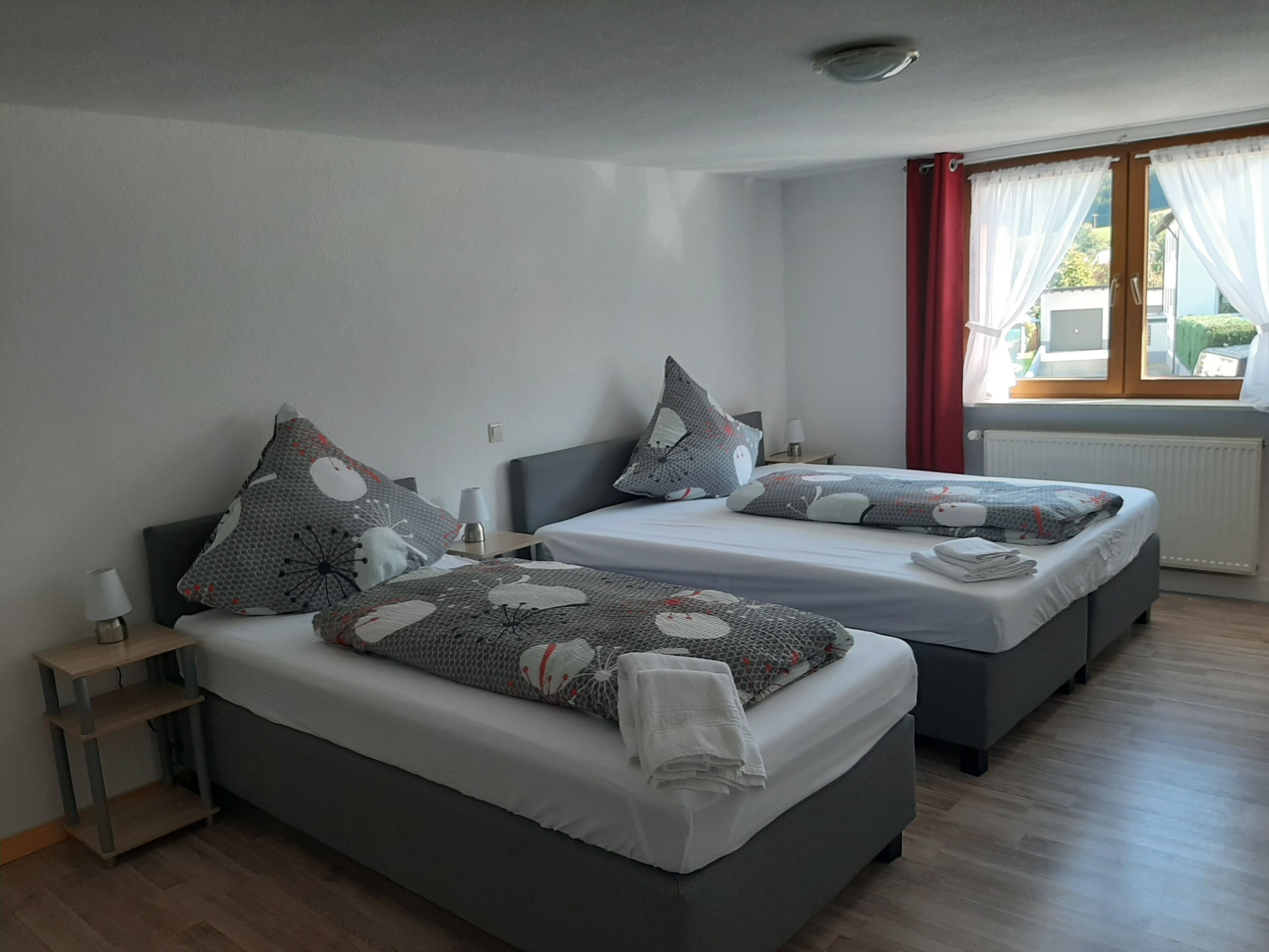 Classic-Dreibettzimmer | Schreibtisch, Verdunkelungsvorhänge, Babybetten, kostenloses WLAN