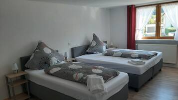 Classic-Dreibettzimmer | Schreibtisch, Verdunkelungsvorhänge, Babybetten, kostenloses WLAN