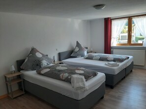 Chambre Triple Classique | Bureau, rideaux occultants, lits bébé (en supplément), Wi-Fi gratuit