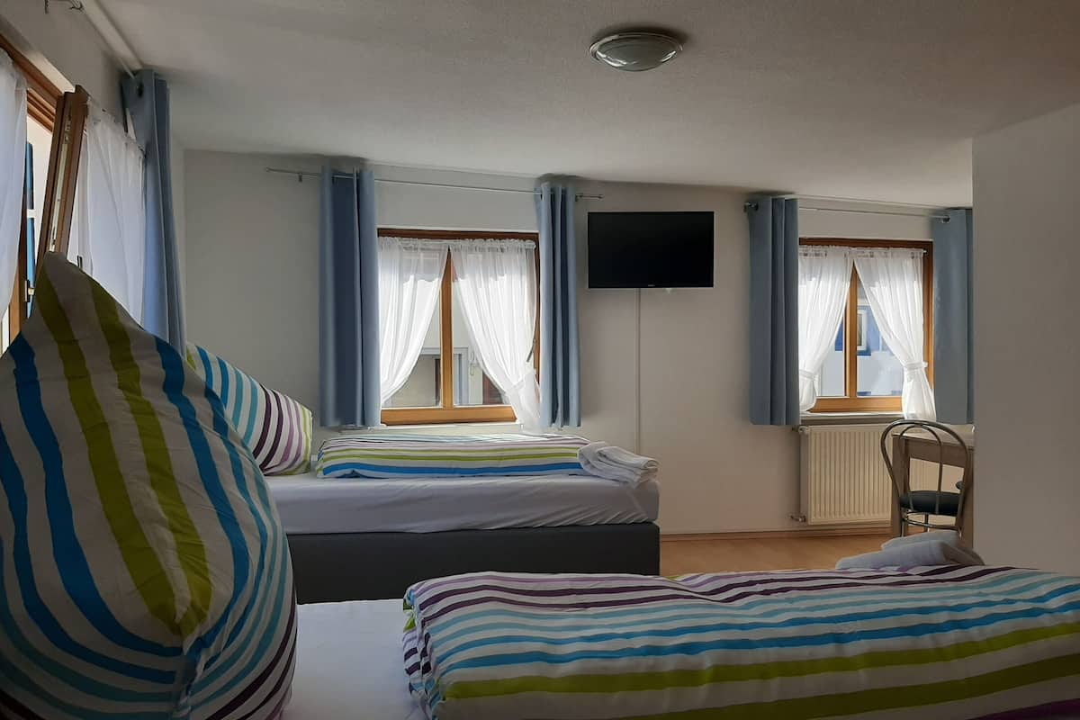 Tremannsrom – classic | Skrivebord, blendingsgardiner, barnesenger og wi-fi (inkludert)