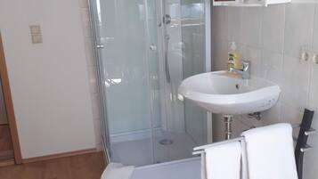 Pengering rambut, handuk, dan tisu toilet