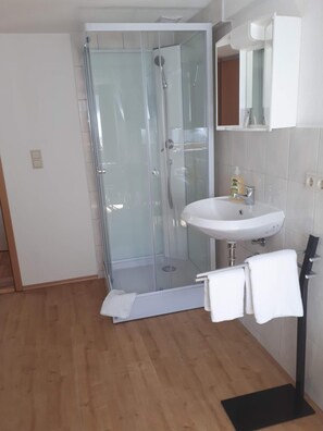 SĂšche-cheveux, serviettes fournies, papier toilette