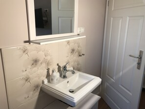 Apartamento, 2 quartos, sacada (Inselfeeling) | Banheiro | Secador de cabelo, toalhas de banho