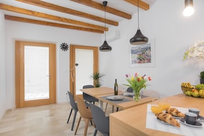 House, 4 Bedrooms | In-room dining