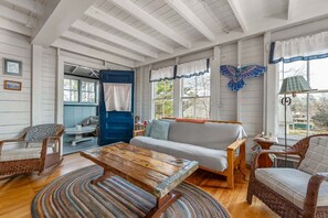 Smart TV, libros, estéreo y oficina 