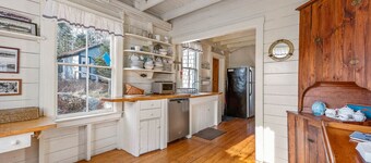 Classic Maine Cottage with Ocean Views and Beach