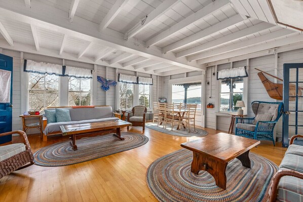 Smart TV, libros, estéreo y oficina 