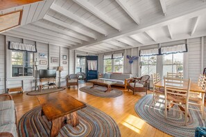 Smart TV, libros, estéreo y oficina