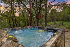 Outdoor spa tub - Spacious Retreat! Central AC+ Game Room+Hot Tub+Fire Pit+Wi-Fi (Flagstaff)
