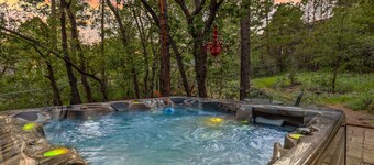 Spacious Retreat! Central AC+ Game Room+Hot Tub+Fire Pit+Wi-Fi