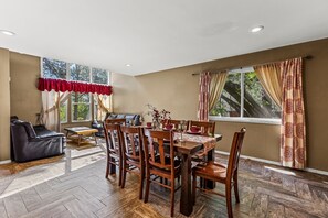 Dining - Spacious Retreat! Central AC+ Game Room+Hot Tub+Fire Pit+Wi-Fi (Flagstaff)