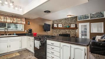 Geladeira, micro-ondas, fogão, cooktop