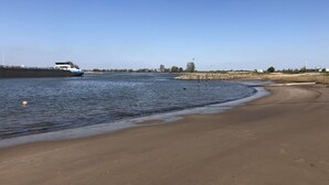 Private beach, sun-loungers - Camping Leuk (Lexmond)