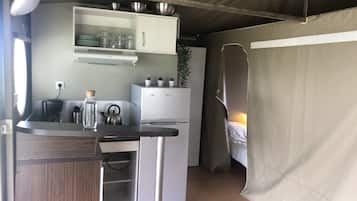 Tente, 2 chambres | Coin cuisine privé | Grand réfrigérateur, plaque de cuisson, cafetiÚre/bouilloire