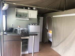 Tente, 2 chambres | Coin cuisine privé | Grand réfrigérateur, plaque de cuisson, cafetière/bouilloire
