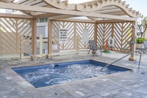 Pool - Penthouse Studio in Western Waikiki - convenient location, & stunning views! (Honolulu)