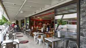 Outdoor dining - Penthouse Studio in Western Waikiki - convenient location, & stunning views! (Honolulu)