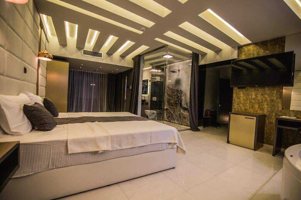 Minibar, värdeförvaringsskåp på rummet och skrivbord