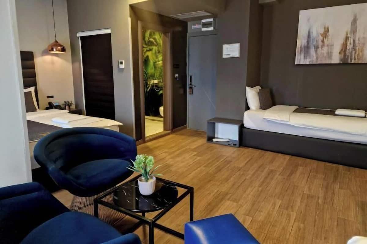 Minibar, caja de seguridad en la habitación y escritorio