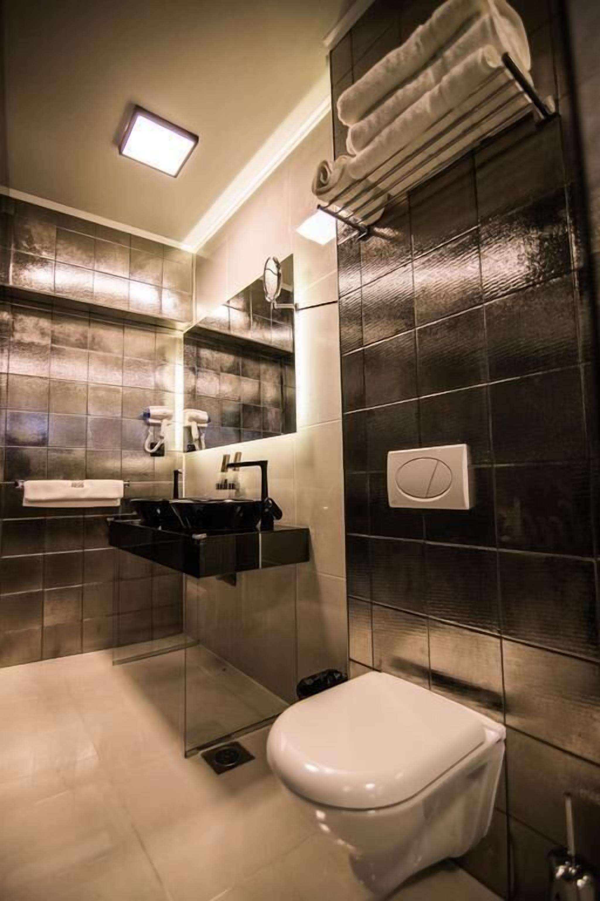 Luxury Studio Suite, Hot Tub | Bathroom