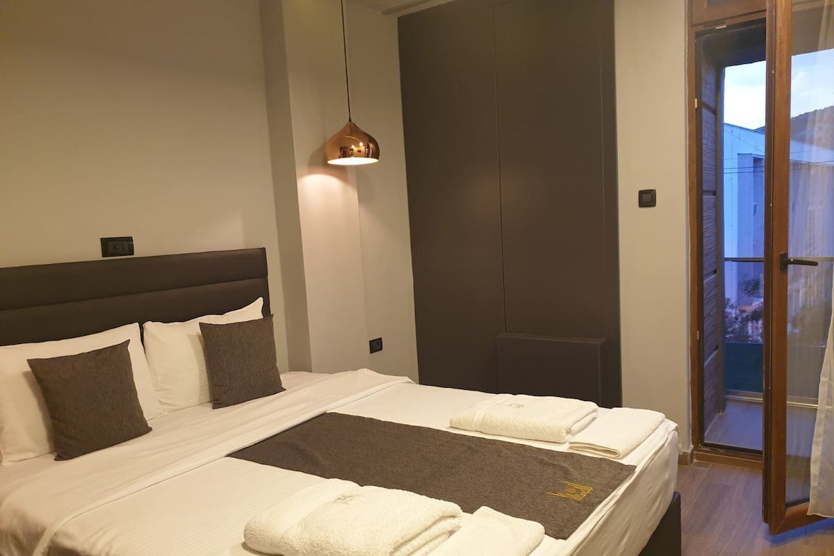Minibar, caja de seguridad en la habitación y escritorio