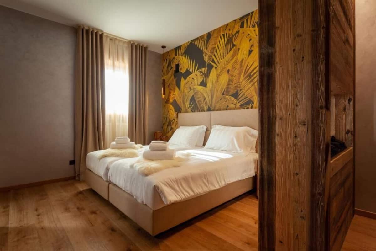 1 habitación, cubrecamas, minibar y caja de seguridad en la habitación