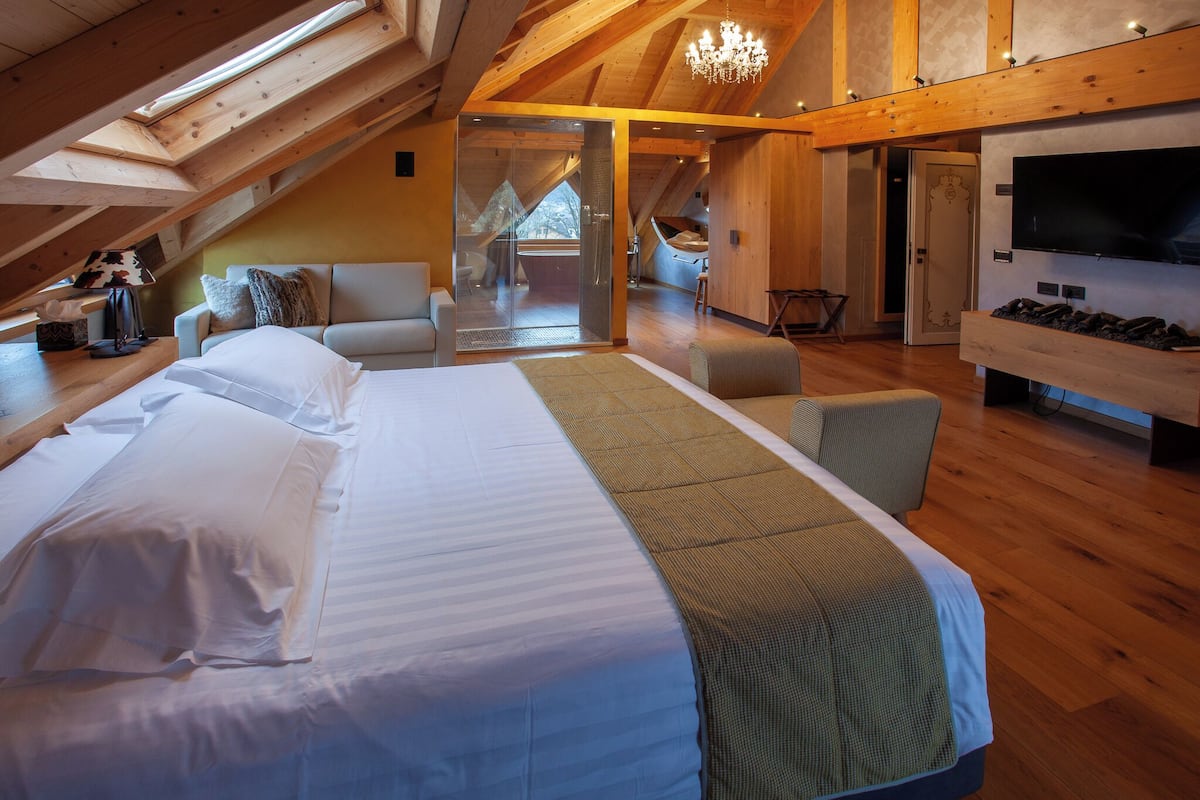 Down comforters, minibar, in-room safe, individually furnished