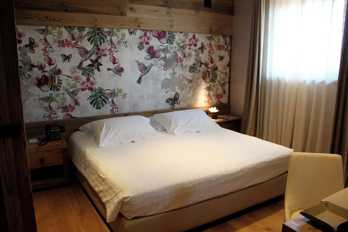 Executive Suite | Down comforters, minibar, in-room safe, individually furnished