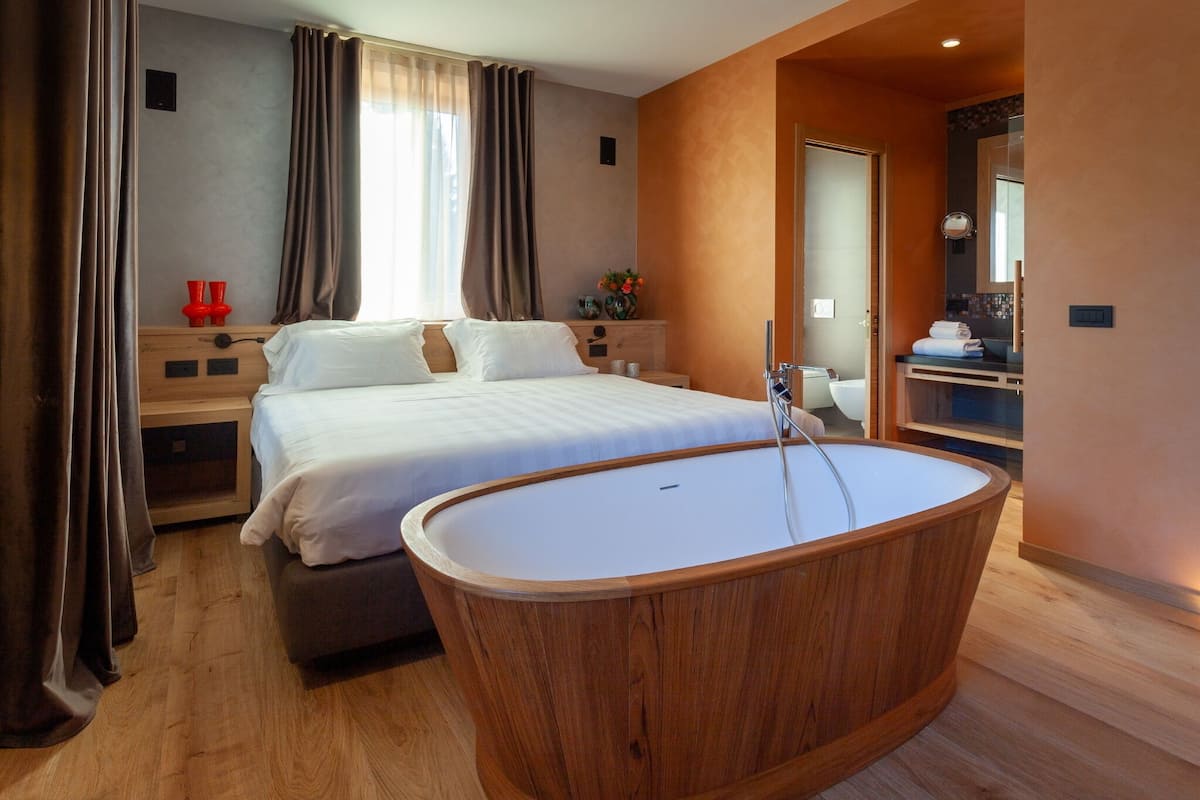 1 habitación, cubrecamas, minibar y caja de seguridad en la habitación