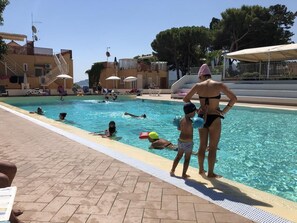 Una piscina al aire libre