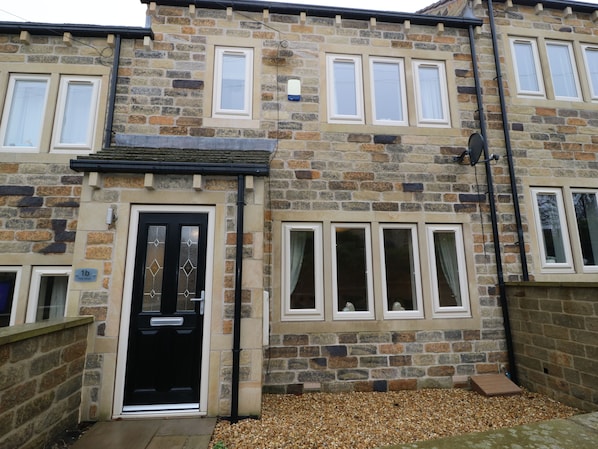 Exterior detail - Modern Townhouse, Shepley (Shepley)