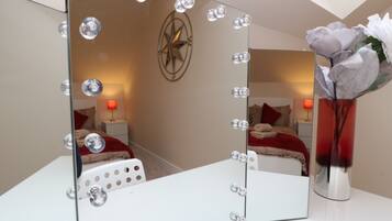 4 chambres, bureau, fer et planche Ă repasser, lit parapluie