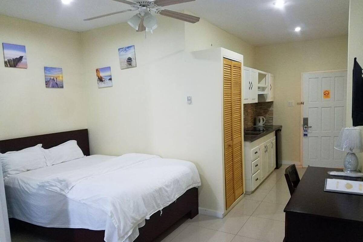 Single Room | In-room safe, desk, laptop workspace, soundproofing