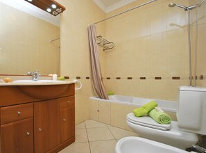 Appartement, 2 chambres, accès à la piscine, au bord de la plage | Salle de bain | Baignoire et douche séparées, bidet, serviettes fournies