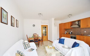 Apartment, 2 Bedrooms, Pool Access, Beachside | Living area
