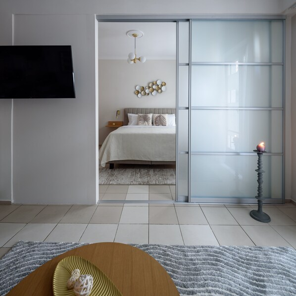 1 غرفة نوم وخزنة داخل الغرفة وستائر تعتيم ومكواة/لوح كي