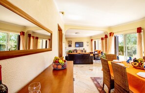 Flat-screen TV, DVD player - Villa Dominica (Lagoa)